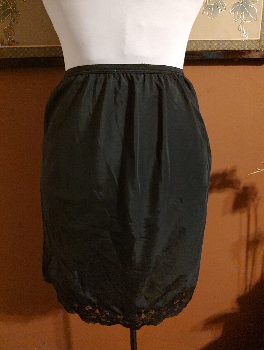 🖤🐈‍⬛🖤 Gorgeous Vintage Silky Black Satin & Lace Slip - S